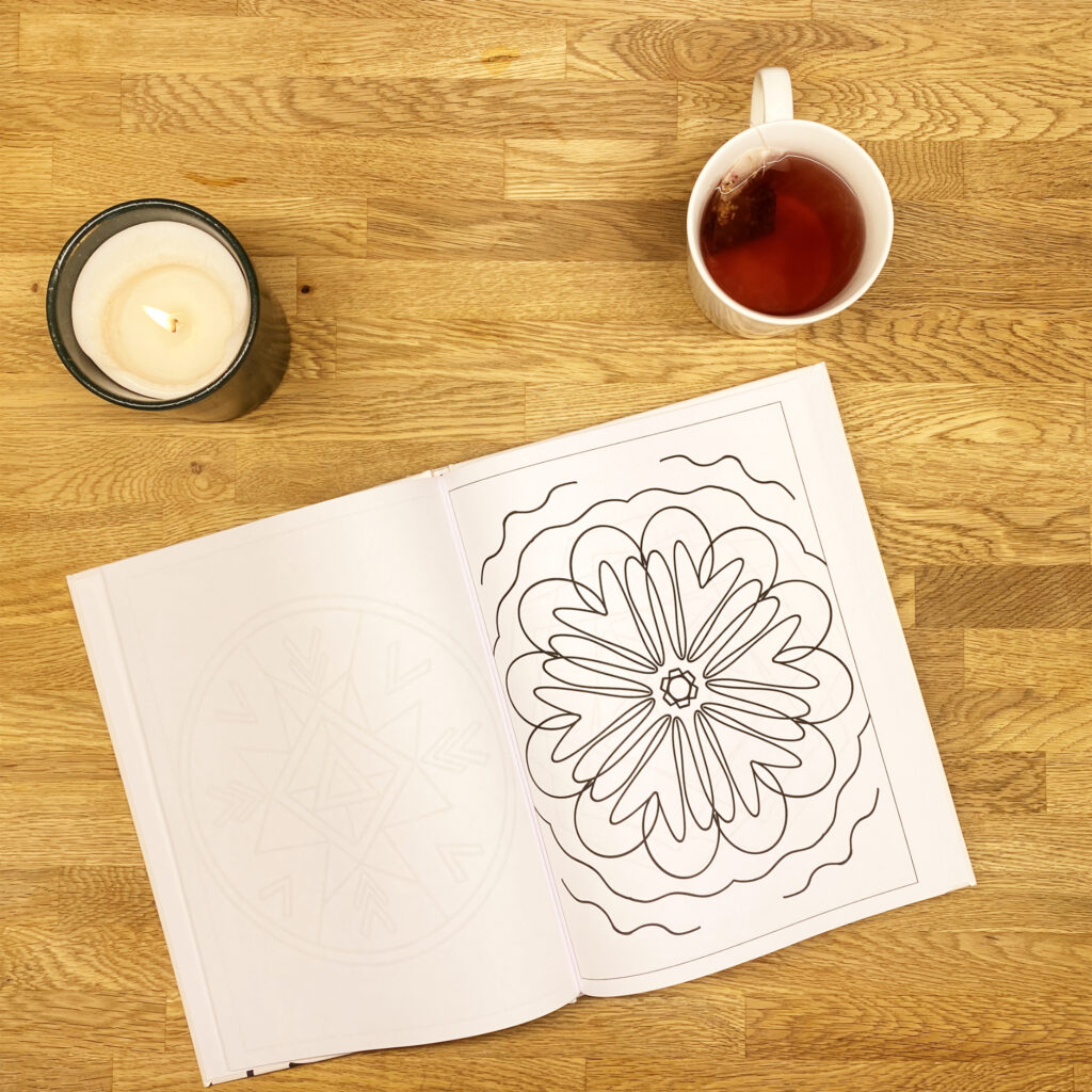 Malbuch Soul Line Minimalism aufgeschlagen mit Mandala-Motiv