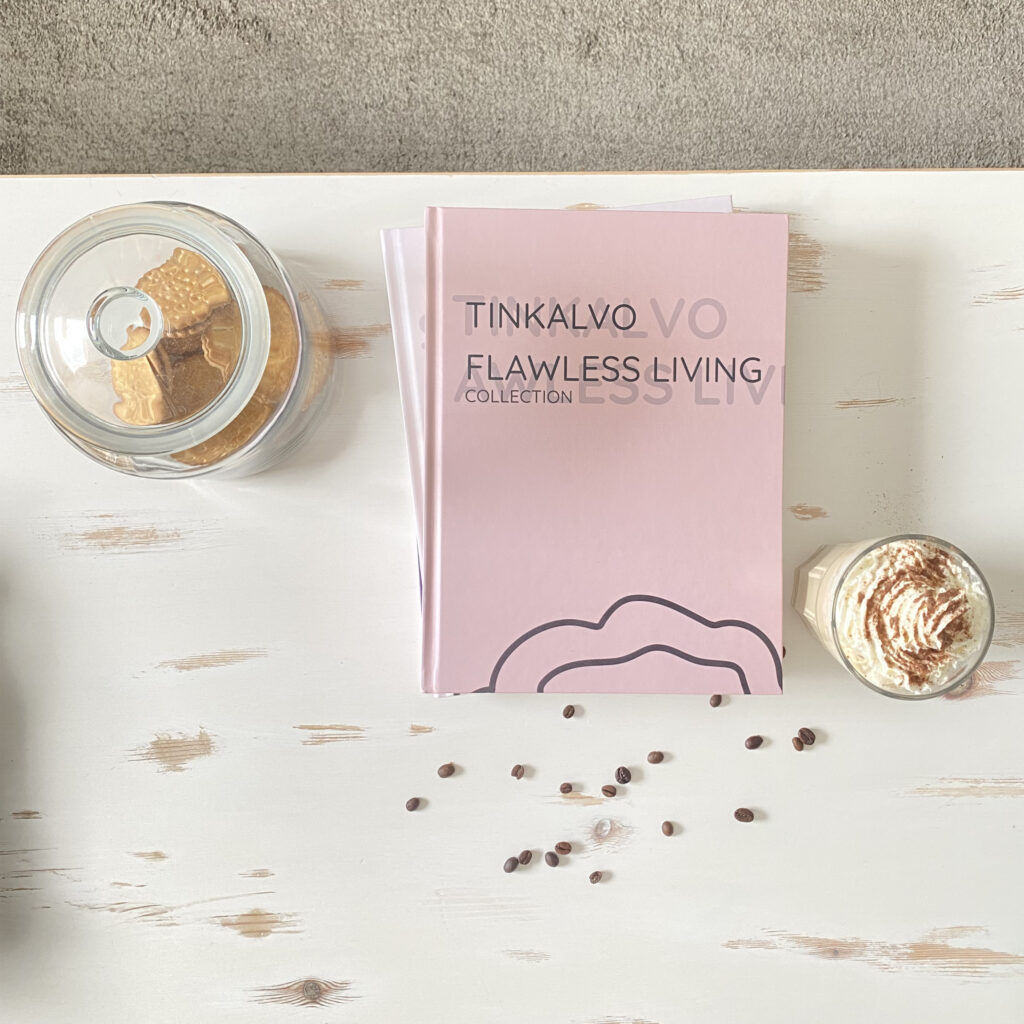 Flawless Living Malbuch als Dekoobjekt auf einem Couchtisch