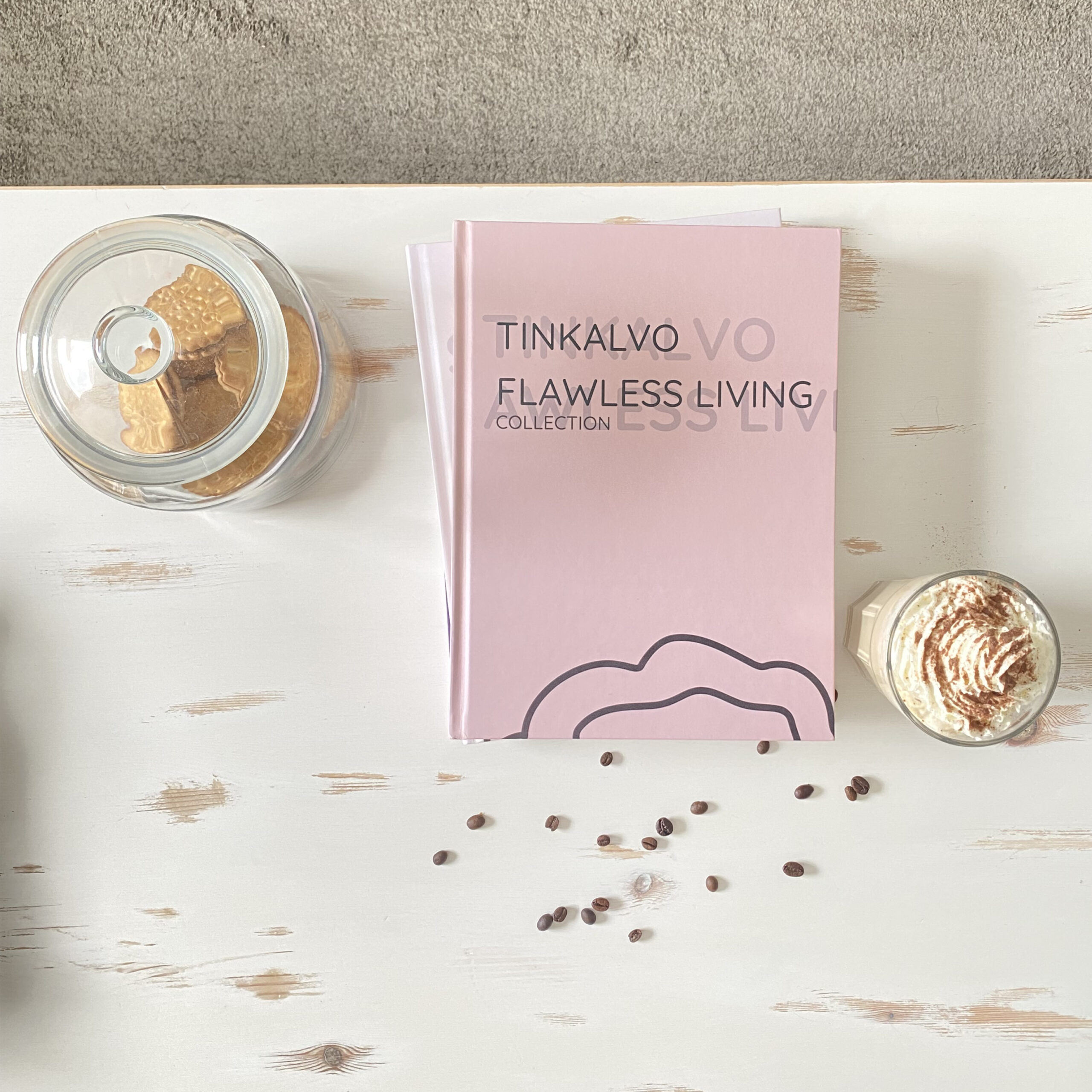 Flawless Living Malbuch als Dekoobjekt auf einem Couchtisch